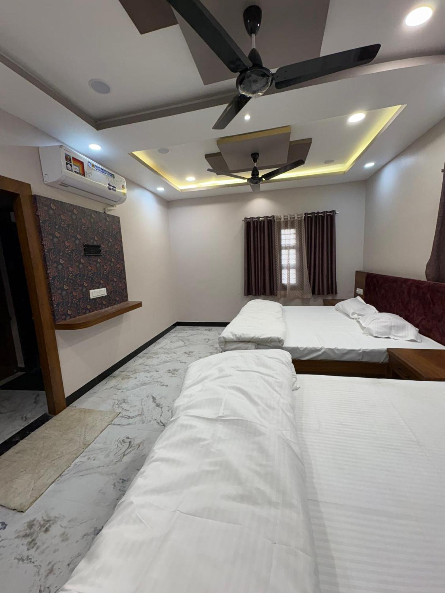 Shree Trilokeshwar Guest House ウッジャイン エクステリア 写真