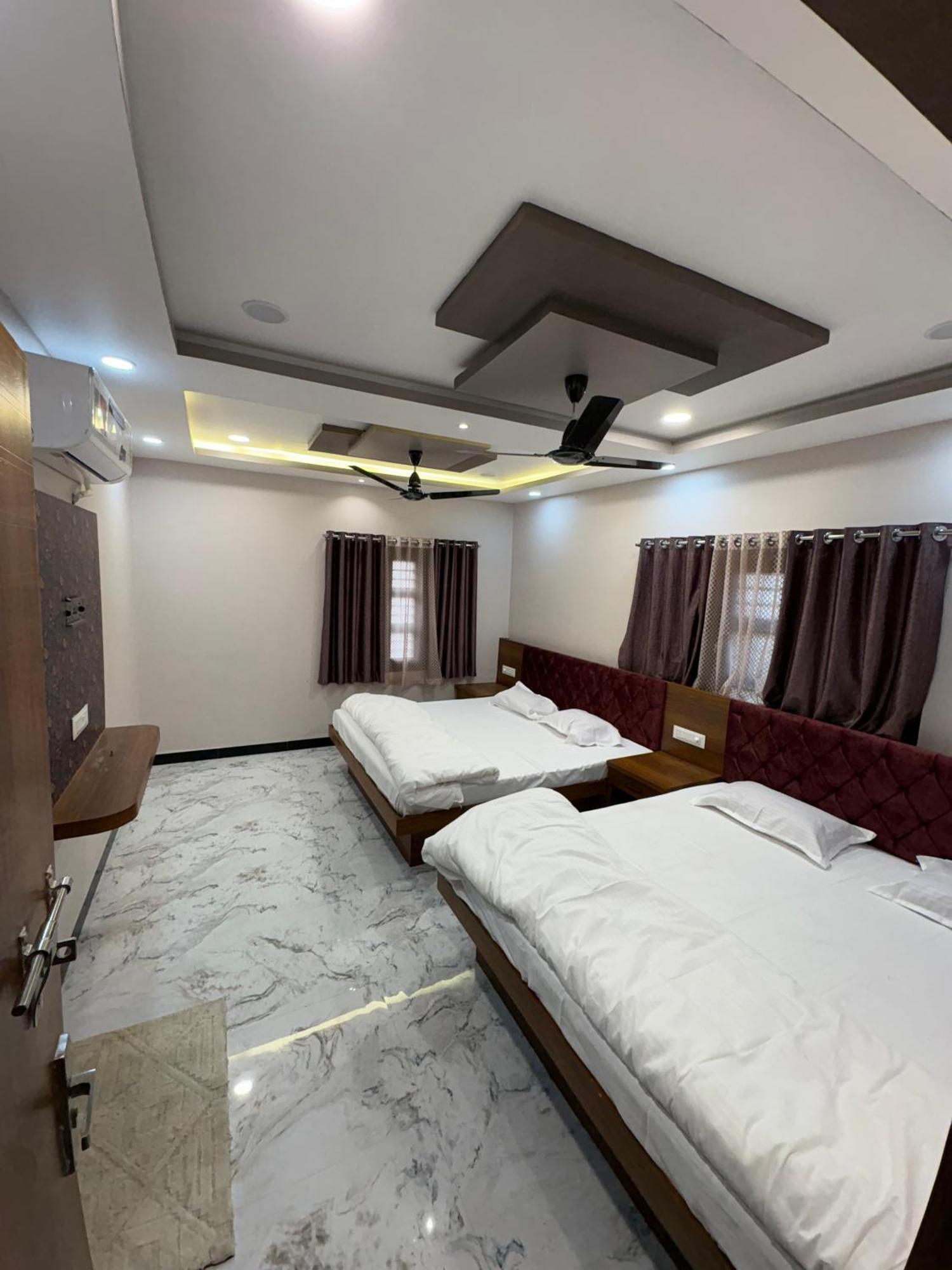 Shree Trilokeshwar Guest House ウッジャイン エクステリア 写真